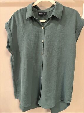 Sage Green Button-Front Short Sleeve Shirt Fortune & Ivy